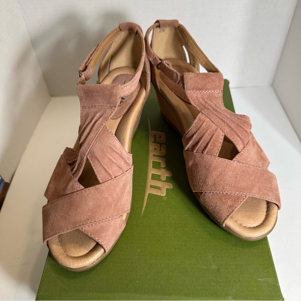 NIB Earth Curvet Blush Nubuck Women's Wedge Sandals With Ankle Strap Size 8.5